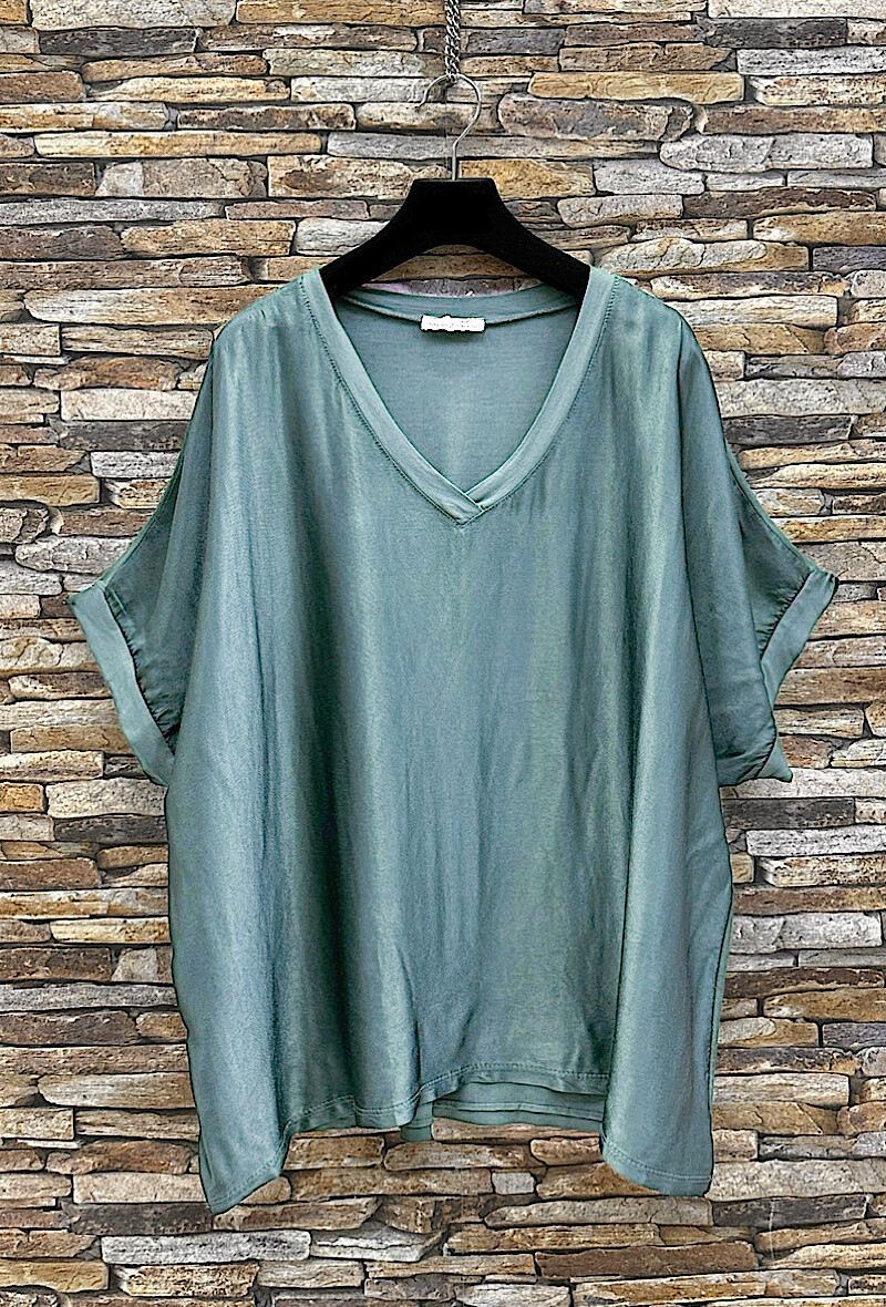 Grossiste Elle Style - Blouse LIAMA fluide et romantique , satinée à l'avant.