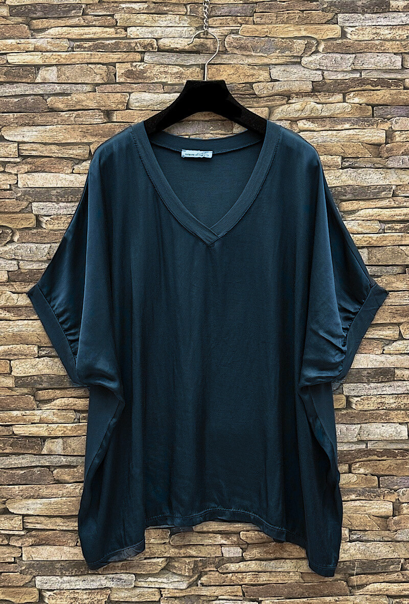Mayorista Elle Style - Blusa LIAMA, fluida y romántica, satinada en la parte delantera.