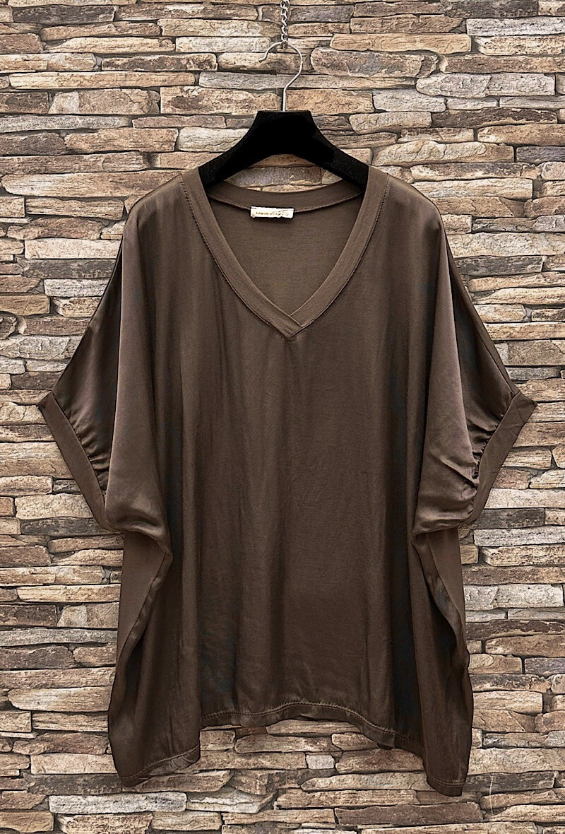 Grossista Elle Style - Blusa LIAMA, fluida e romantica, satinata nella parte anteriore.
