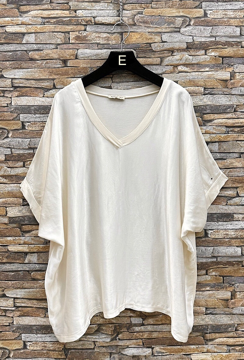 Grossista Elle Style - Blusa LIAMA, fluida e romantica, satinata nella parte anteriore.