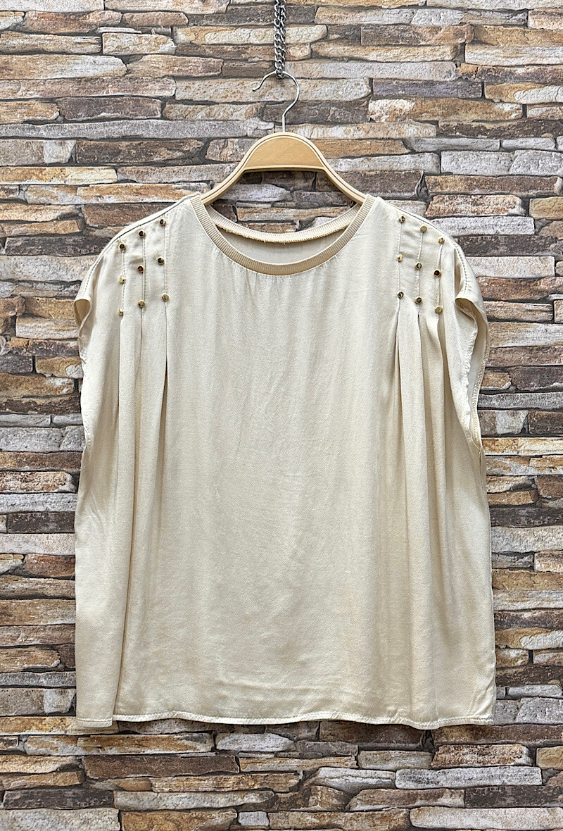 Mayorista Elle Style - Blusa MEILA, fluida y romántica en viscosa satinada y tachonada.