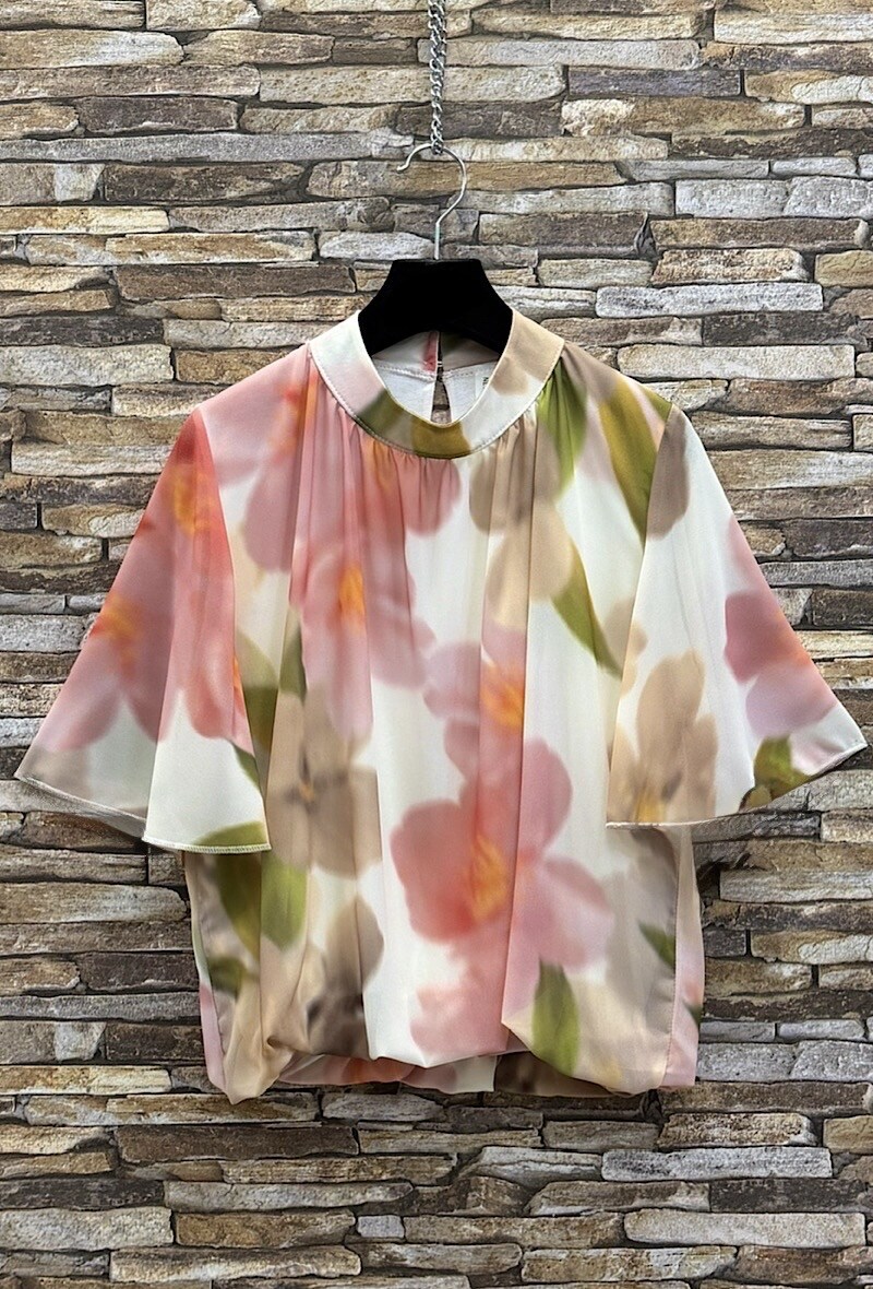 Grossista Elle Style - Blusa AGNES stampata con maniche fluide romantiche, chic e alla moda con fodera in viscosa