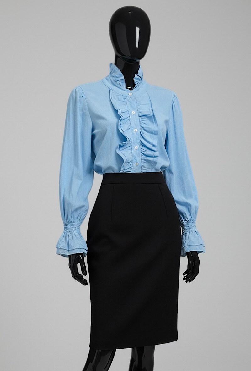 Grossiste Elle Style - Blouse ⁄ Chemise ELISABETTE en coton, avec détails froncés à boutons, manches fluides romantiques et très chic.