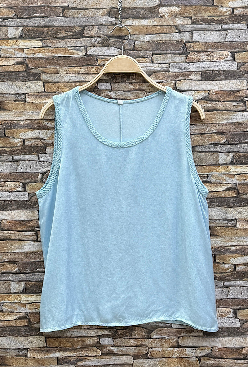 Grossista Elle Style - Blusa CLYDE in viscosa satinata, fluida e romantica, con dettagli di bordi intrecciati