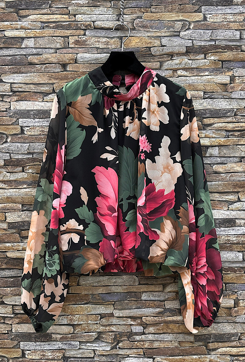 Grossista Elle Style - Blusa ANIELLIE. Stampata con romantiche maniche fluide. Chic e alla moda con fodera in viscosa.