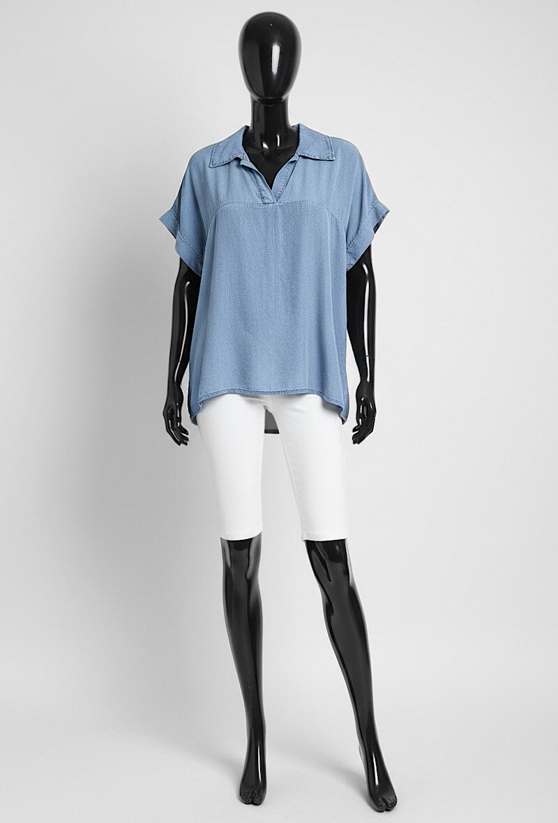 Mayorista Elle Style - Blusa OXANNA, muy fluida de mezclilla en MATERIAL LYOCELL con un cuello en V elegante y a la moda.