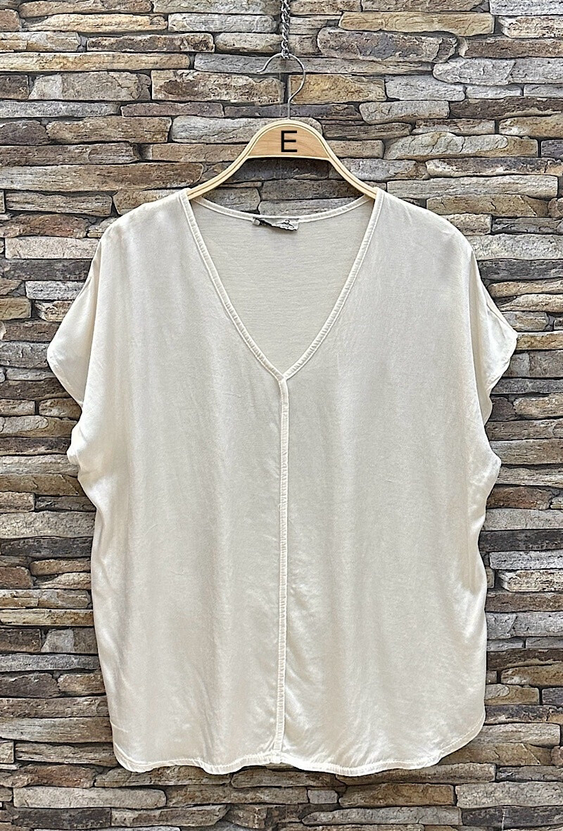Grossista Elle Style - Blusa LIAMY fluida e romantica, satinata nella parte anteriore.