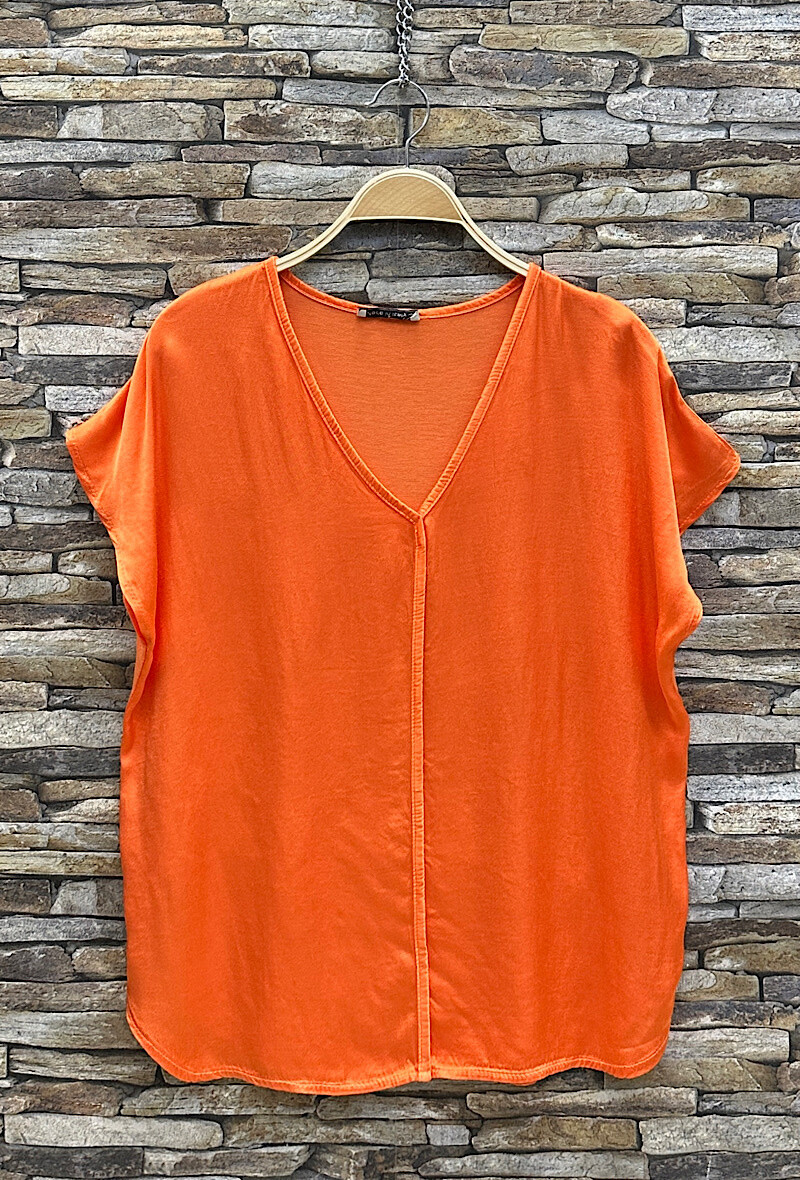 Grossiste Elle Style - Blouse LIAMY fluide et romantique , satinée à l'avant.
