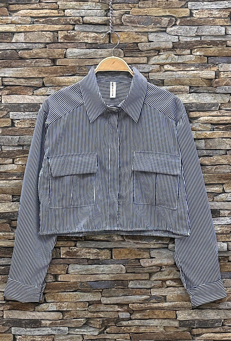 Grossista Elle Style - Blusa BARBARA a righe con bottoni e tasche frontali