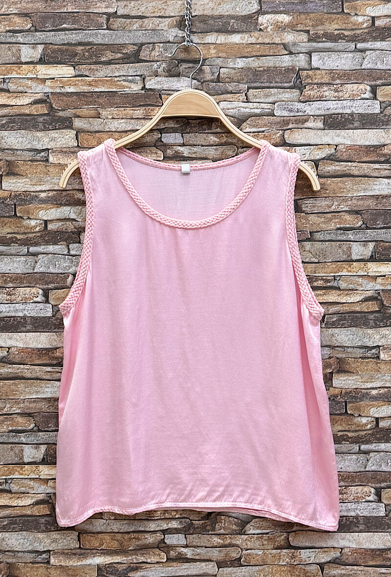 Grossista Elle Style - Blusa CLYDE in viscosa satinata, fluida e romantica, con dettagli di bordi intrecciati