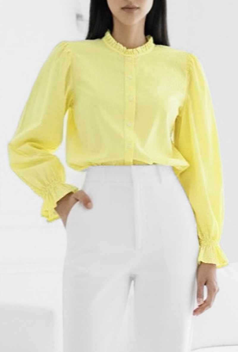 Grossista Elle Style - Blusa ⁄ Camicia VICTOIRE in cotone con colletto vittoriano, dettagli arricciati con bottoni, maniche fluide romantiche e un look molto chic.