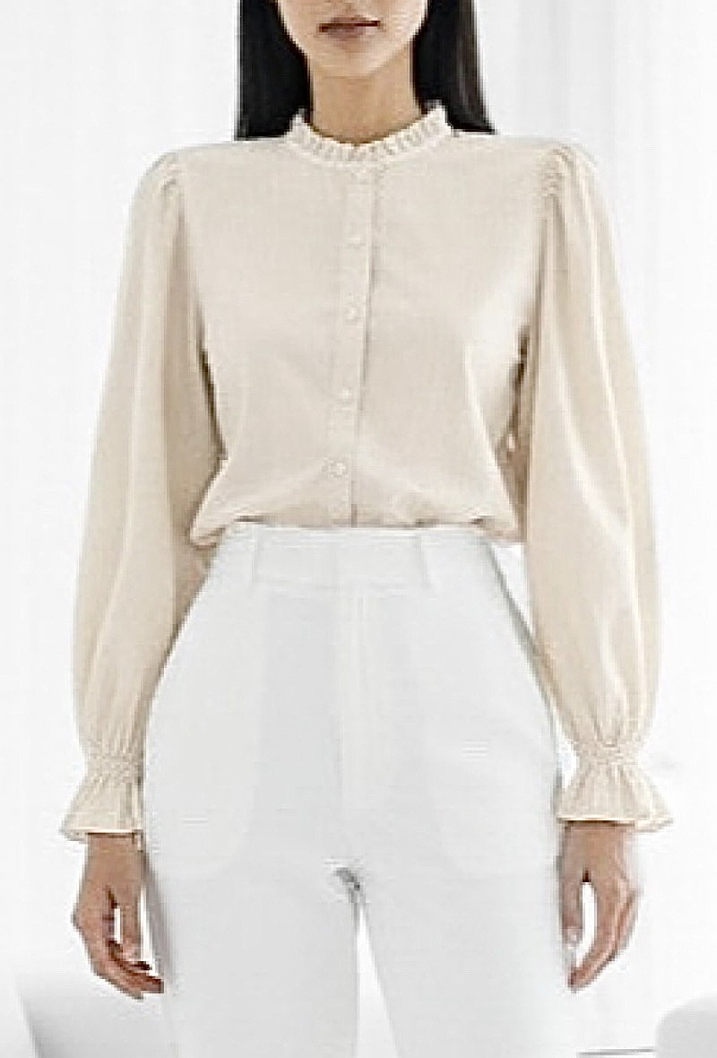 Grossista Elle Style - Blusa/Camicia VICTOIRE in cotone con colletto vittoriano, dettagli arricciati con bottoni, maniche fluide romantiche e molto chic.