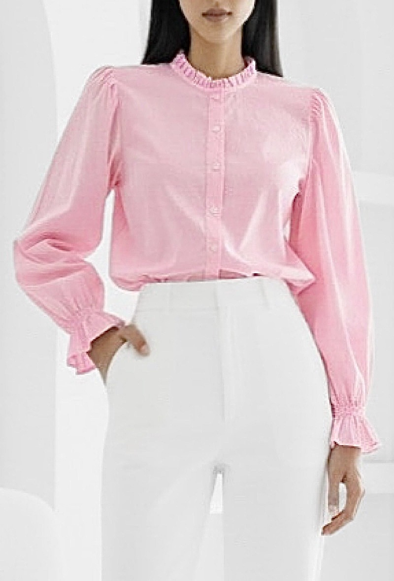 Grossista Elle Style - Blusa / Camicia VICTOIRE in cotone con colletto vittoriano, dettagli arricciati con bottoni e maniche fluide
