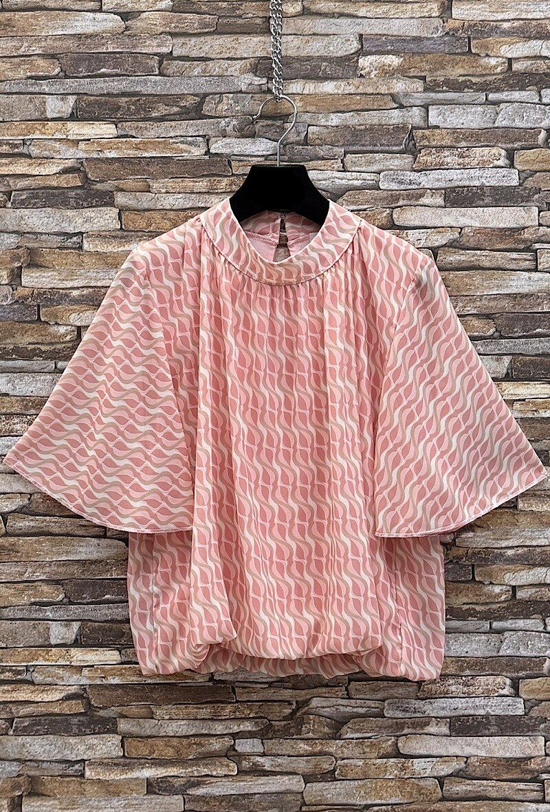 Grossista Elle Style - Blusa AGNES stampata con maniche fluide romantiche, chic e alla moda con fodera in viscosa