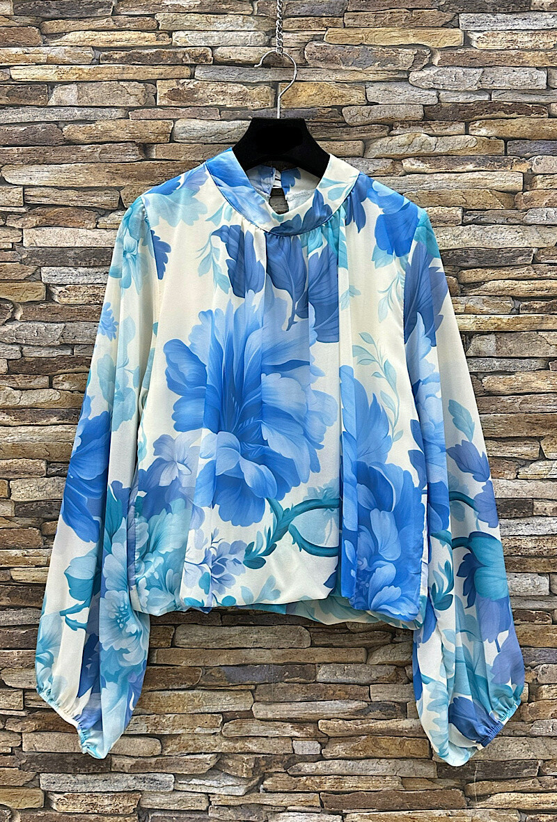 Grossista Elle Style - Blusa ANIELLIE. Stampata con romantiche maniche fluide. Chic e alla moda con fodera in viscosa.
