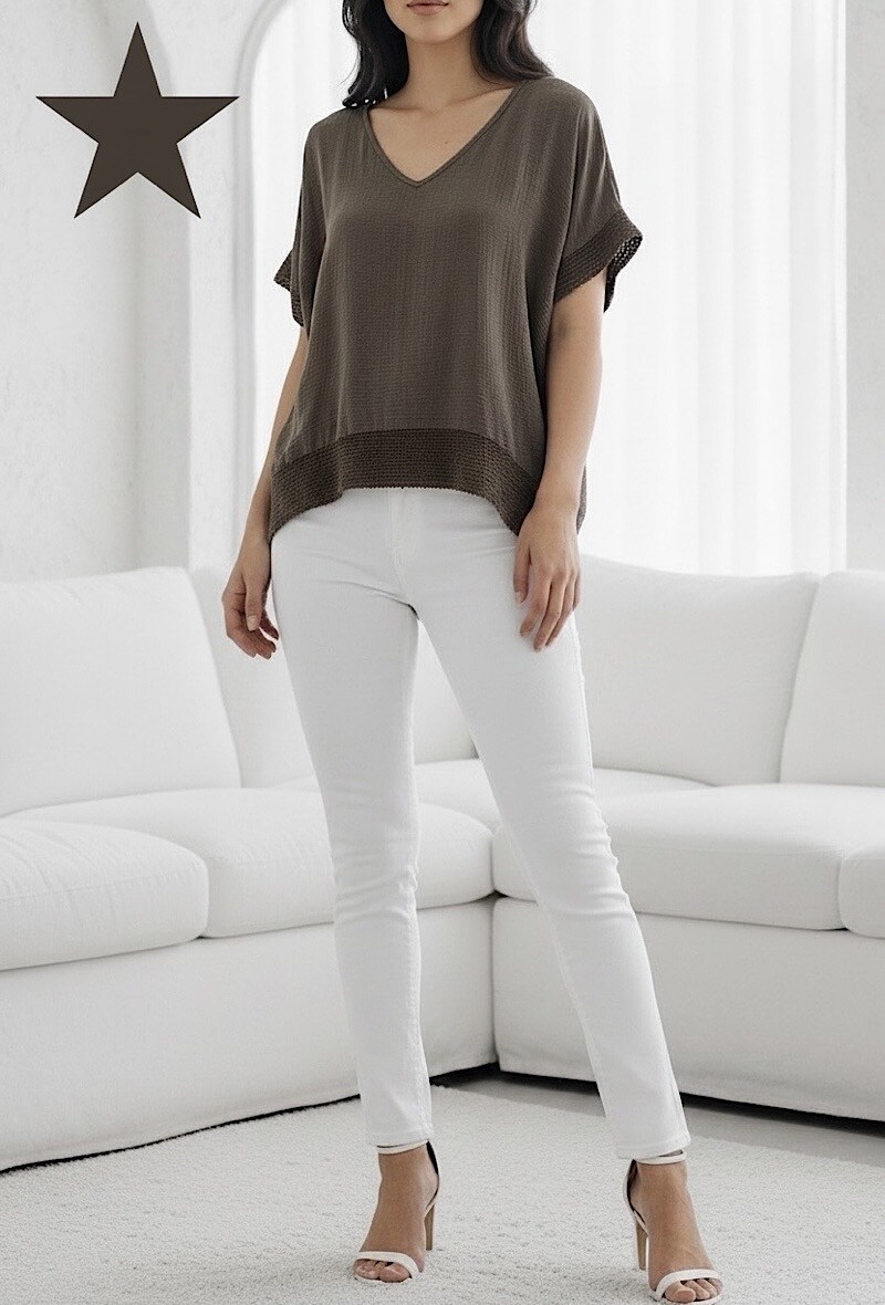 Mayorista Elle Style - Blusa LUCIE de viscosa con detalles de crochet bohemio. Chic y a la moda.