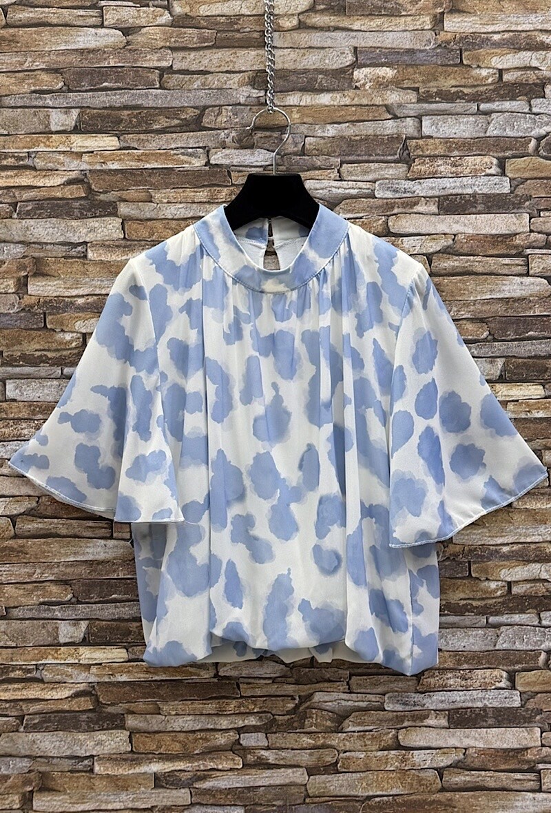 Grossista Elle Style - Blusa AGNES stampata con maniche fluide romantiche, chic e alla moda con fodera in viscosa