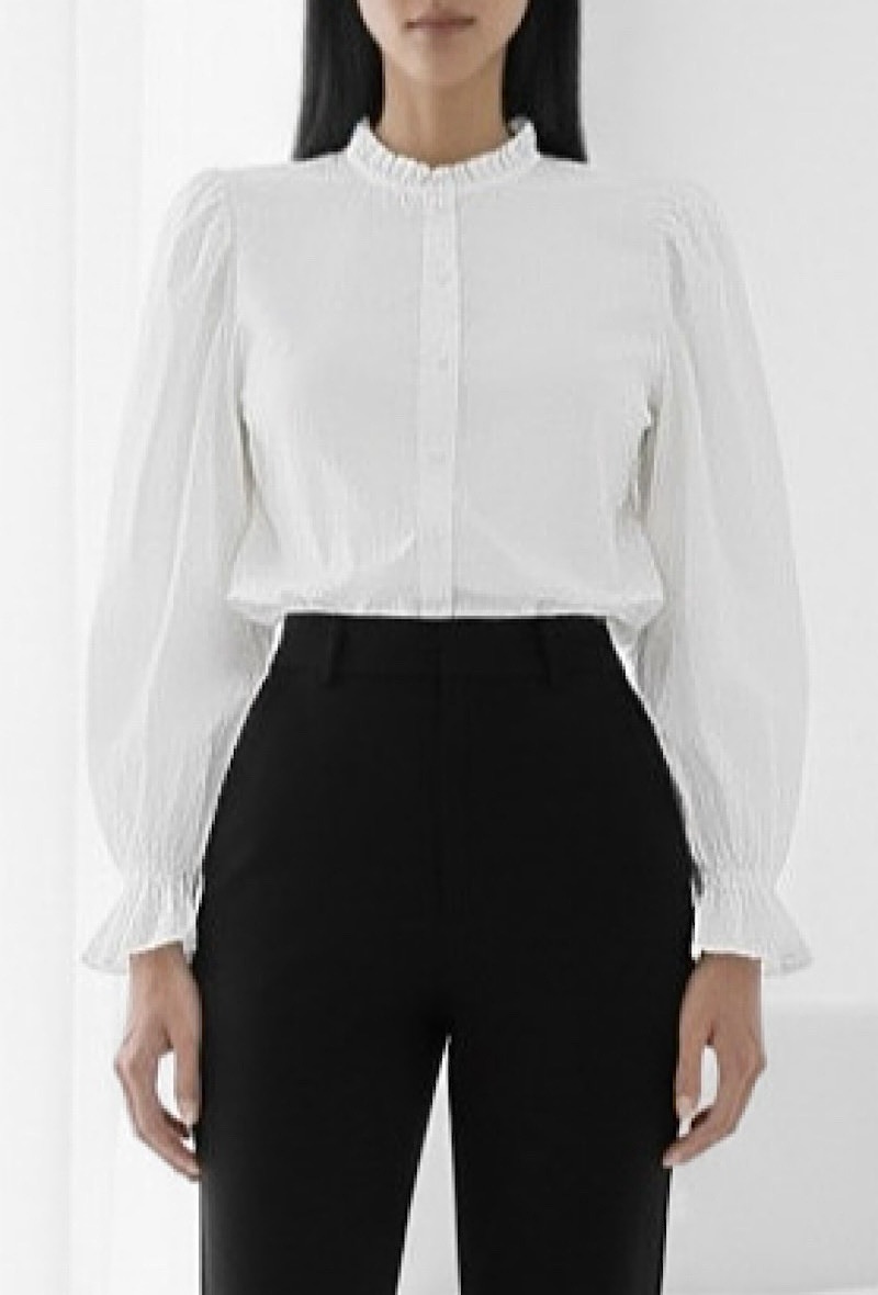 Grossista Elle Style - Blusa / Camicia VICTOIRE in cotone con colletto vittoriano, dettagli arricciati con bottoni e maniche fluide