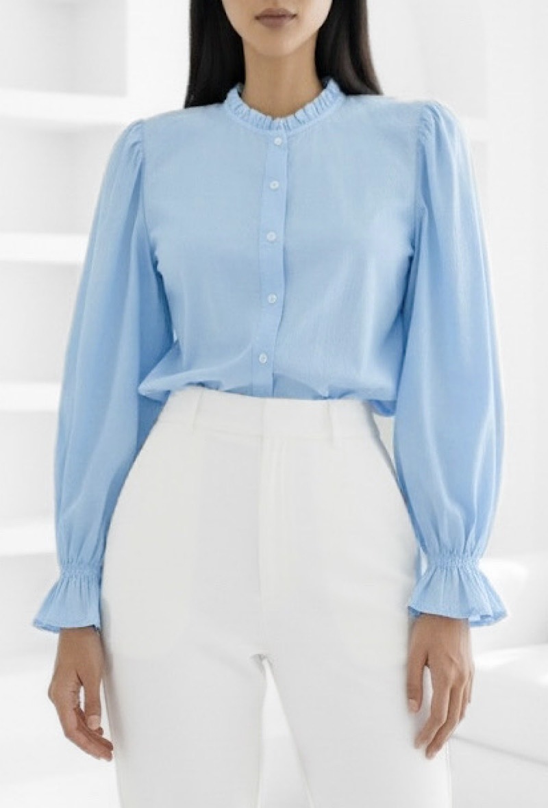 Grossista Elle Style - Blusa/Camicia VICTOIRE in cotone con colletto vittoriano, dettagli arricciati con bottoni, maniche fluide romantiche e uno stile molto chic.