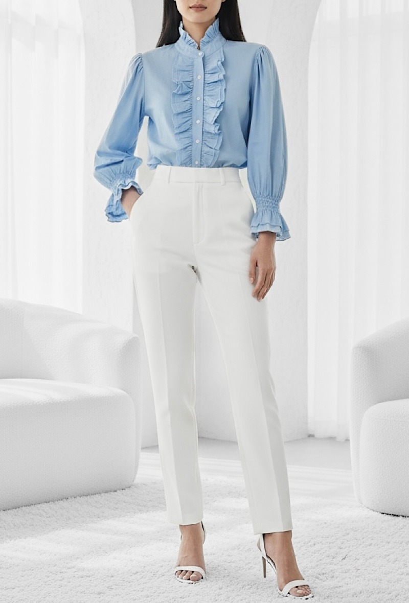 Grossista Elle Style - Blusa/Camicia ELISABETTE in cotone, con dettagli arricciati sui bottoni, maniche fluide romantiche e molto chic. Taglia unica corrisponde a una 38/40