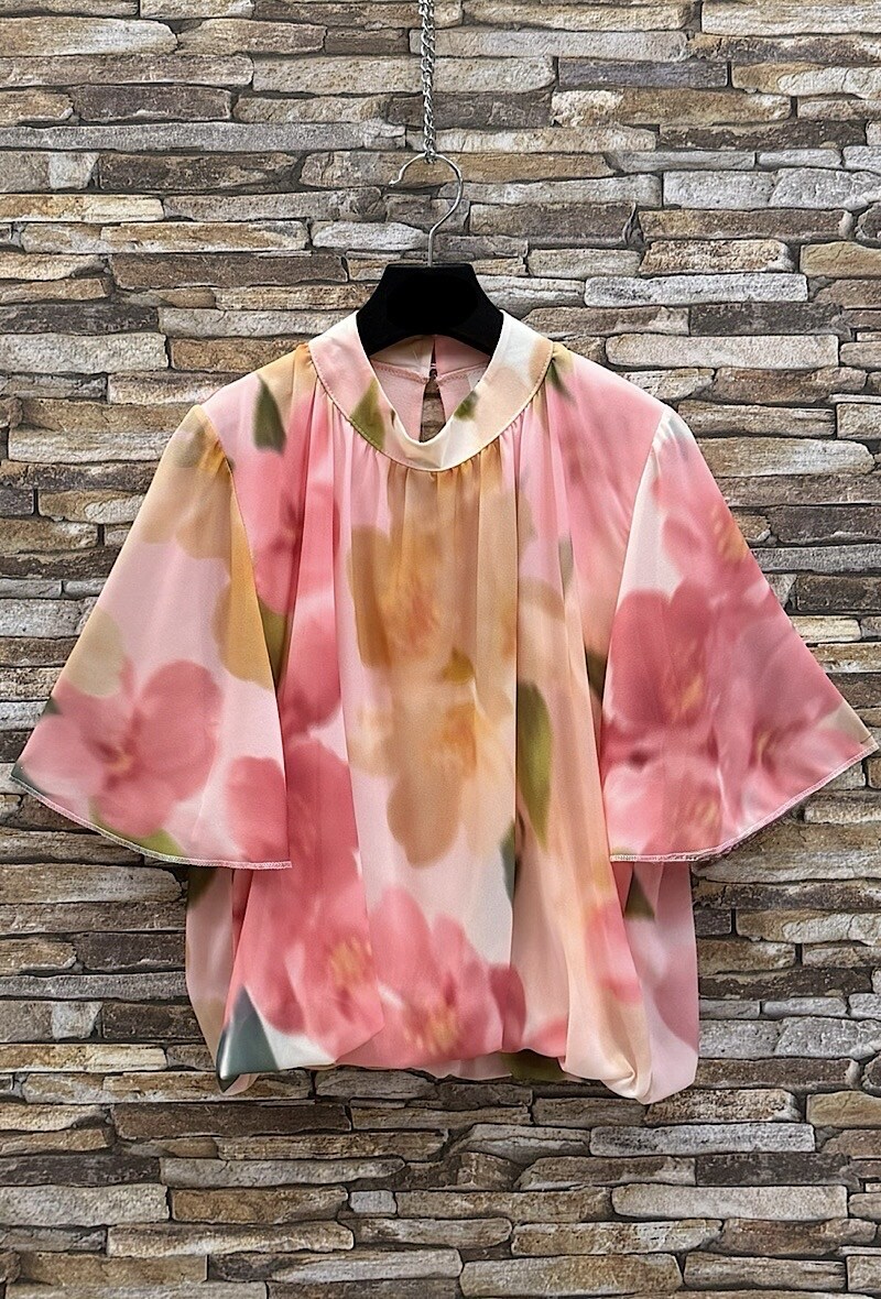 Grossista Elle Style - Blusa AGNES stampata con maniche fluide romantiche, chic e alla moda con fodera in viscosa