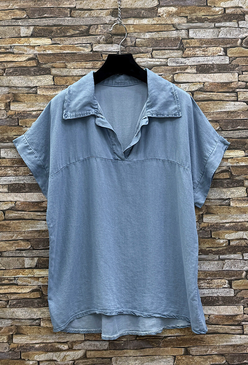 Grossista Elle Style - Blusa OXANNA, molto fluida in denim in MATERIALE LYOCELL con scollo a V chic e di tendenza.