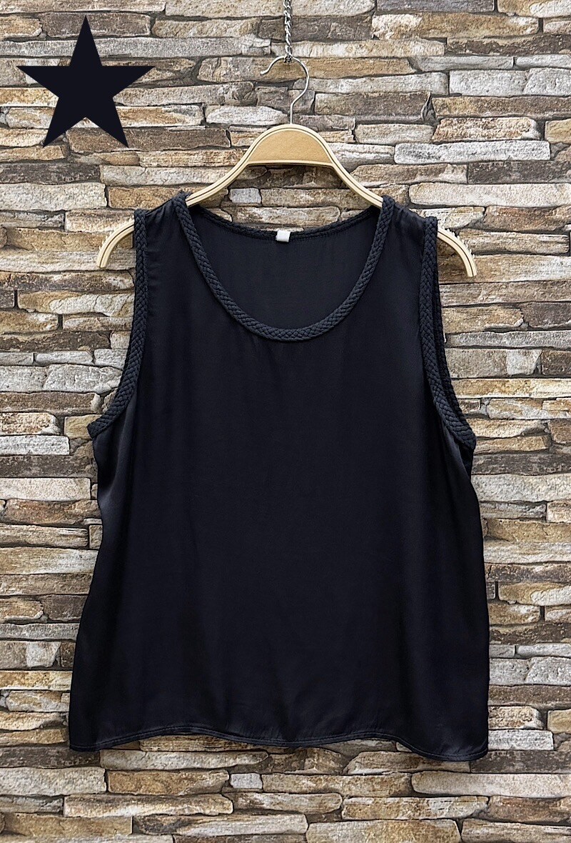 Mayorista Elle Style - Blusa CLYDE de viscosa satinada, fluida y romántica, con detalles de ribetes trenzados