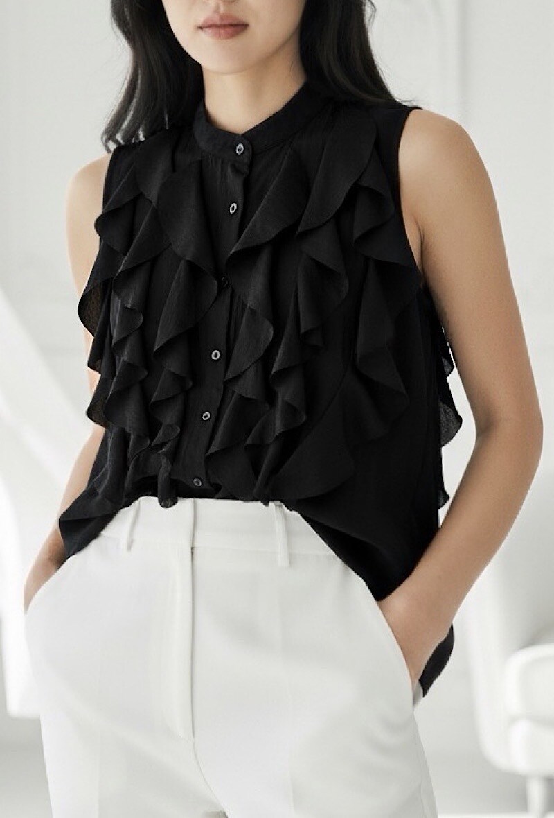 Grossista Elle Style - Blusa COLLEEN con volant in Tencel / Lyocell fluido con bottoni chic e romantici. Migliore qualità!