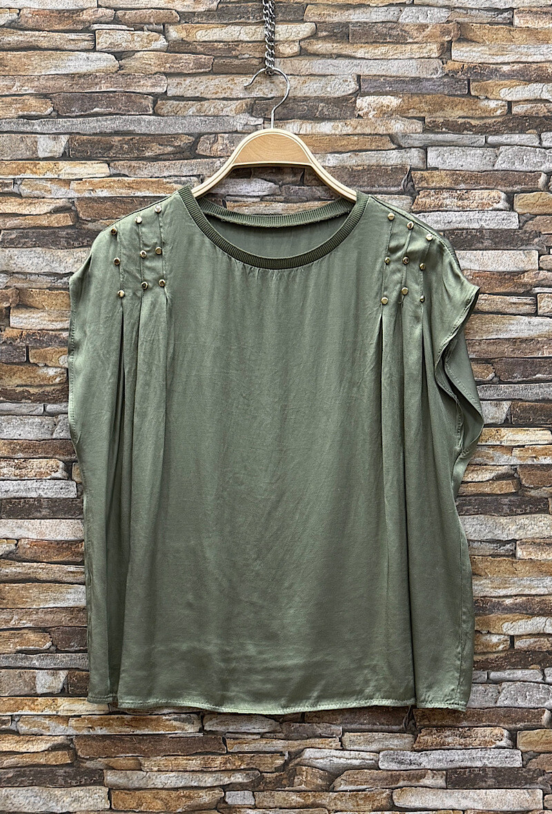 Mayorista Elle Style - Blusa MEILA, fluida y romántica en viscosa satinada y tachonada.