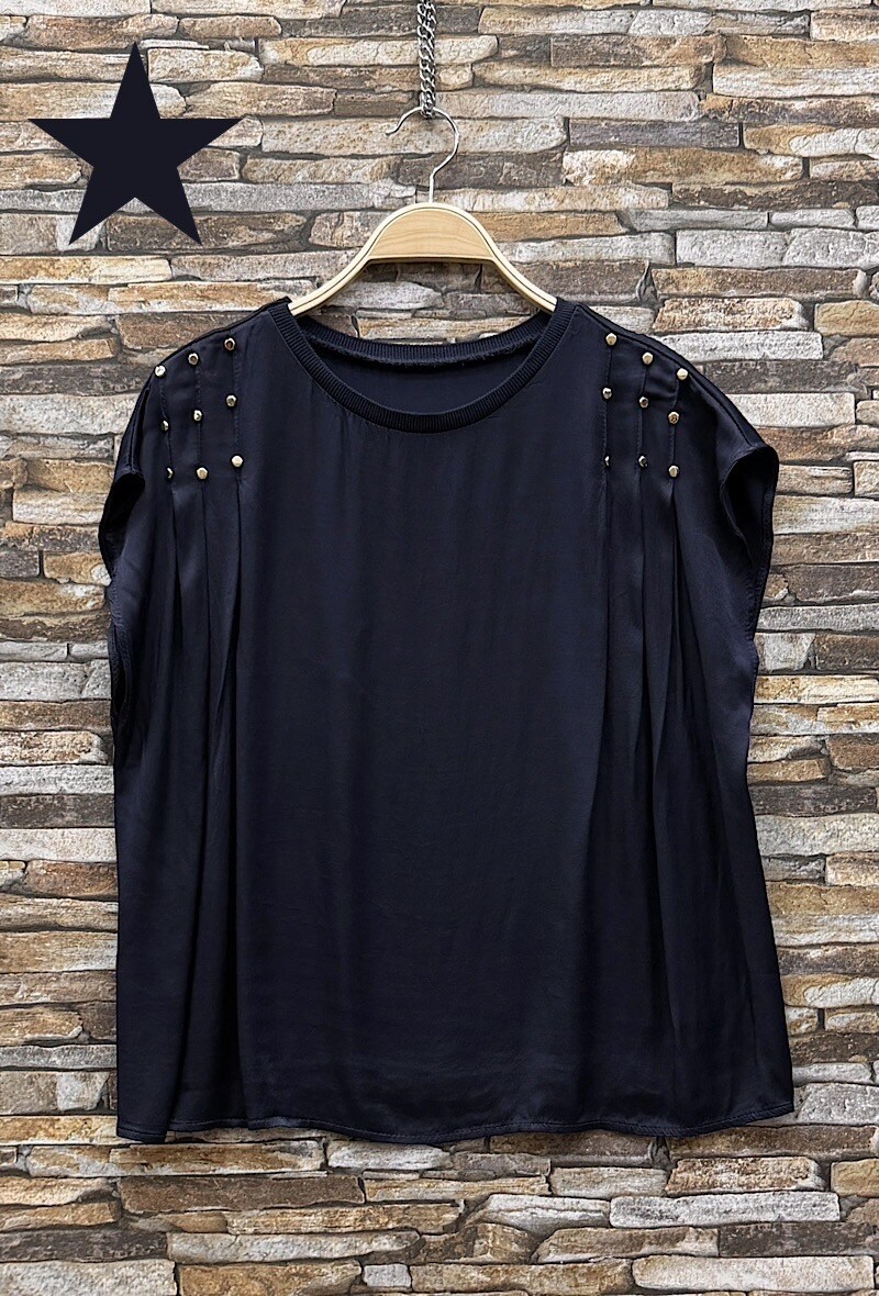 Mayorista Elle Style - Blusa MEILA, fluida y romántica en viscosa satinada y tachonada.