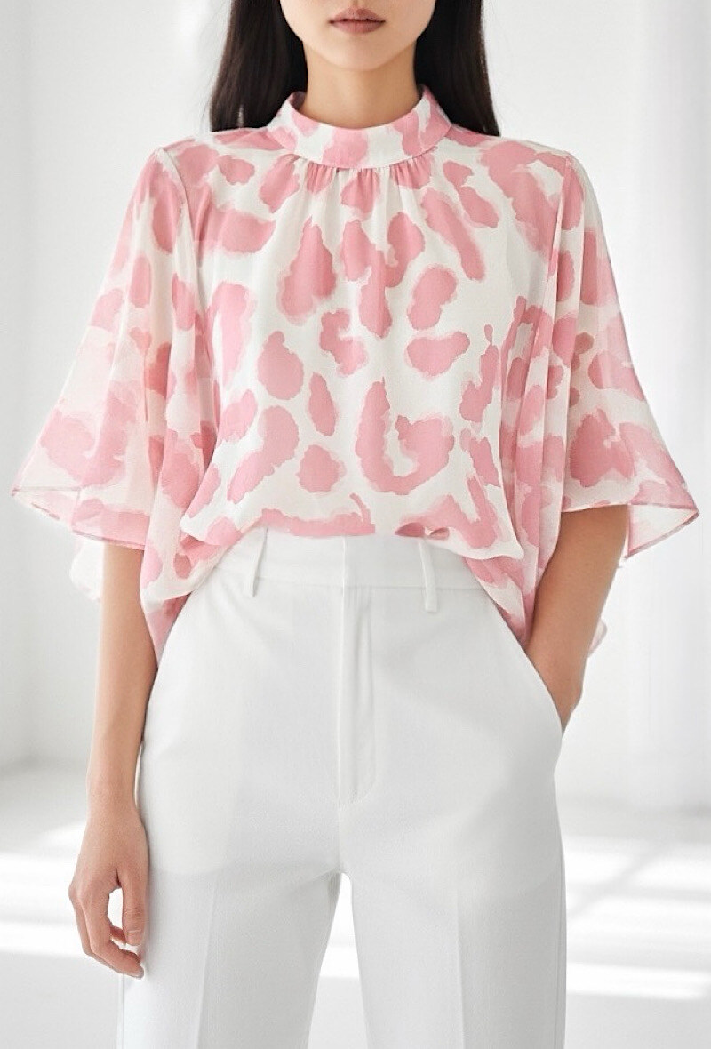 Grossista Elle Style - Blusa AGNES stampata con maniche fluide romantiche, chic e alla moda con fodera in viscosa