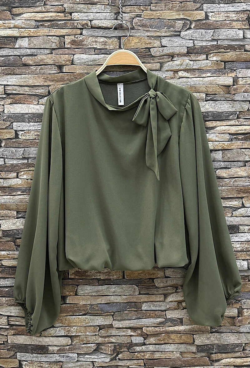 Grossista Elle Style - Blusa ANIELLA, stampata con romantiche maniche fluide, chic e alla moda con fodera in viscosa.