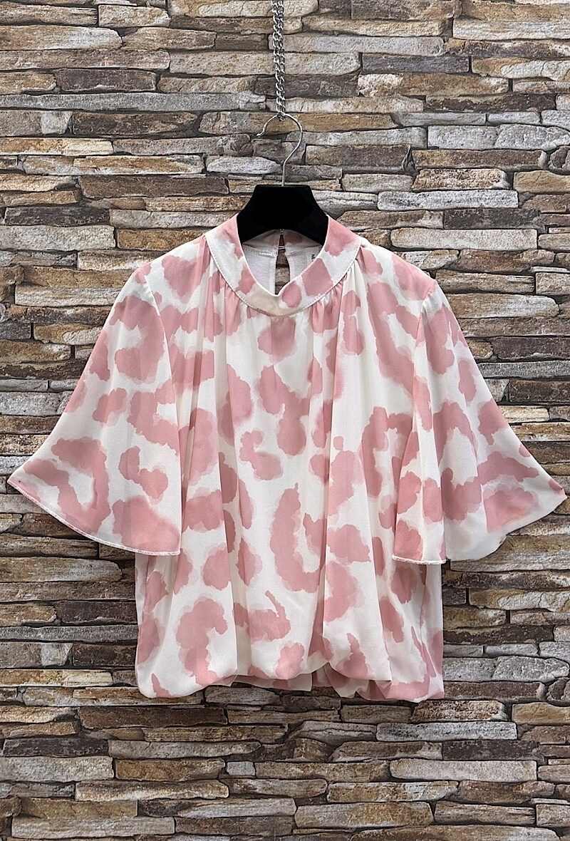 Grossista Elle Style - Blusa AGNES stampata con maniche fluide romantiche, chic e alla moda con fodera in viscosa