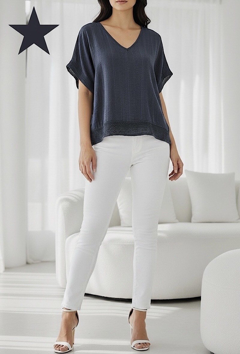 Mayorista Elle Style - Blusa LUCIE de viscosa con detalles de crochet bohemio. Chic y a la moda.