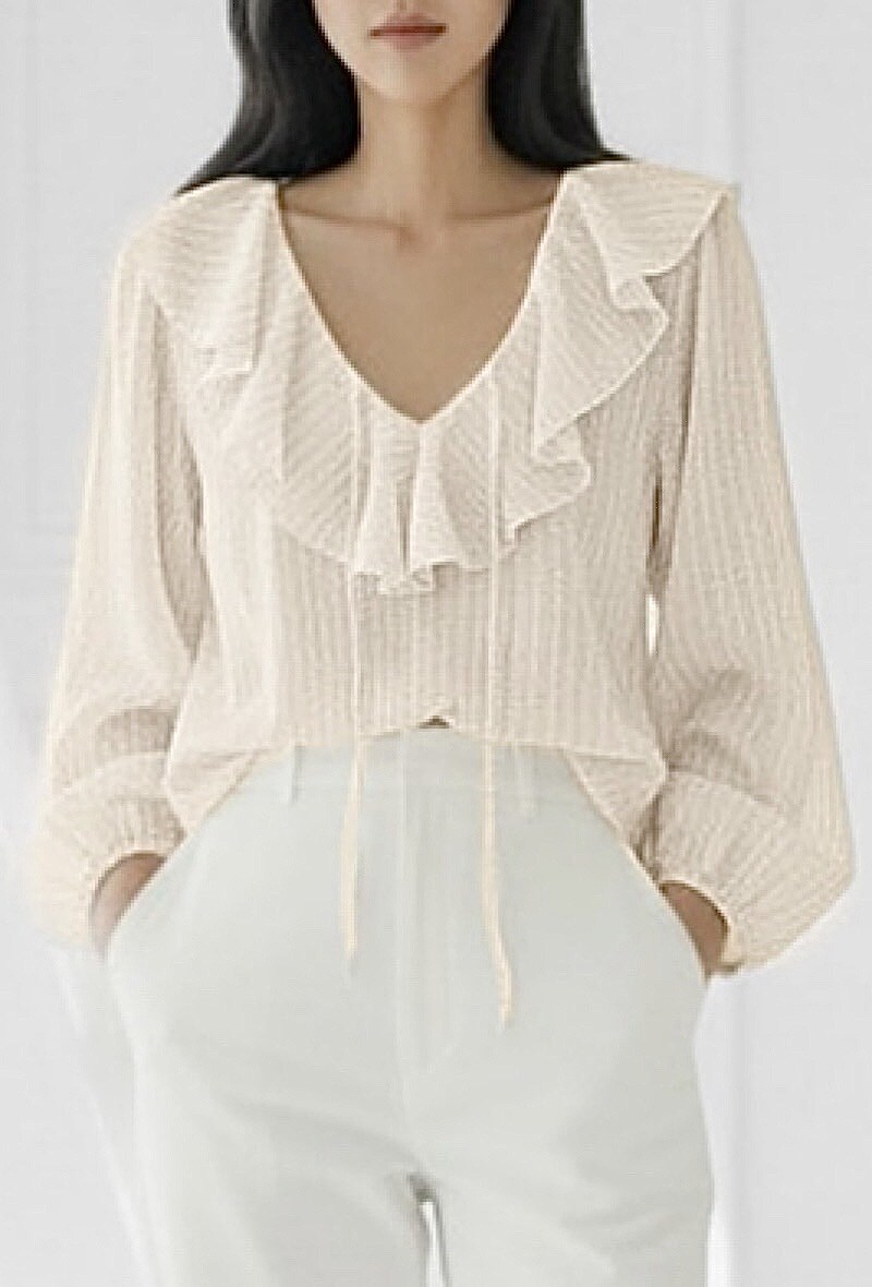 Grossista Elle Style - Blusa BETTY con scollo a V e volant, a righe con maniche fluide romantiche effetto lino