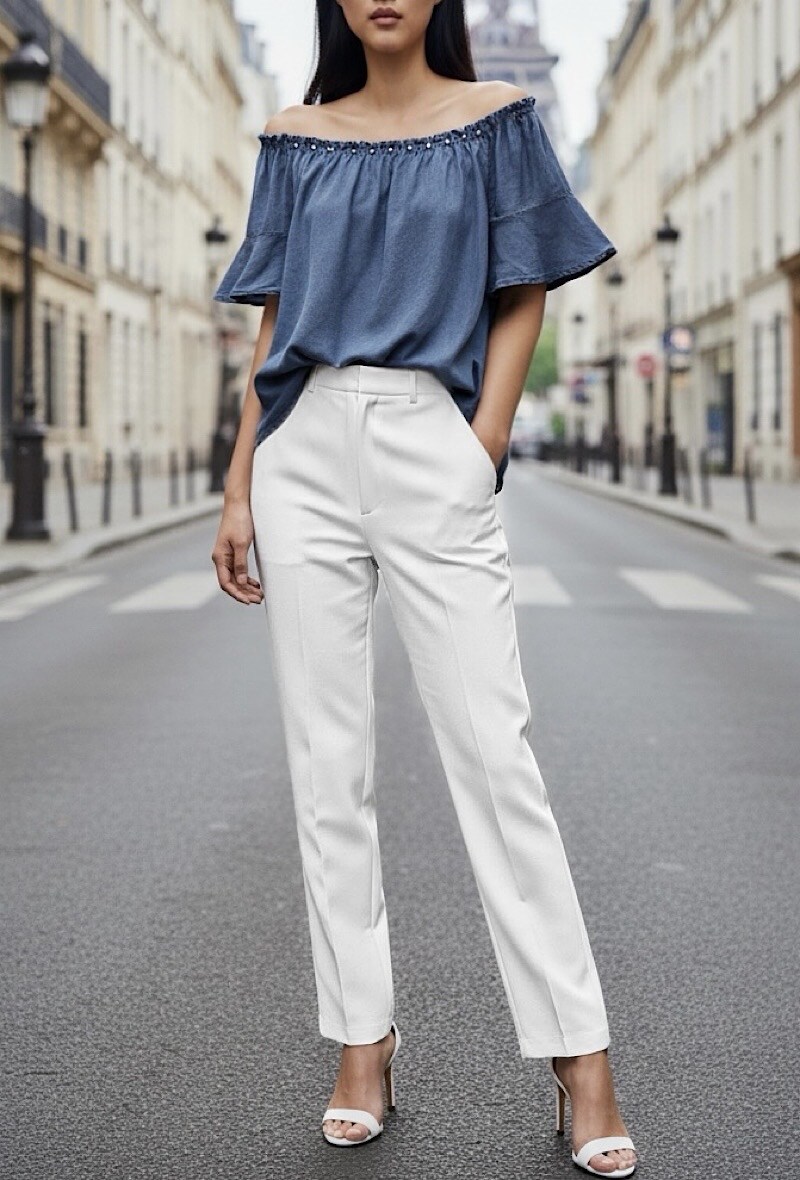 Grossista Elle Style - Blusa SOIA molto fluida in denim in MATERIALE LYOCELL, con borchie al colletto, chic e alla moda. COLLO BARDOT.