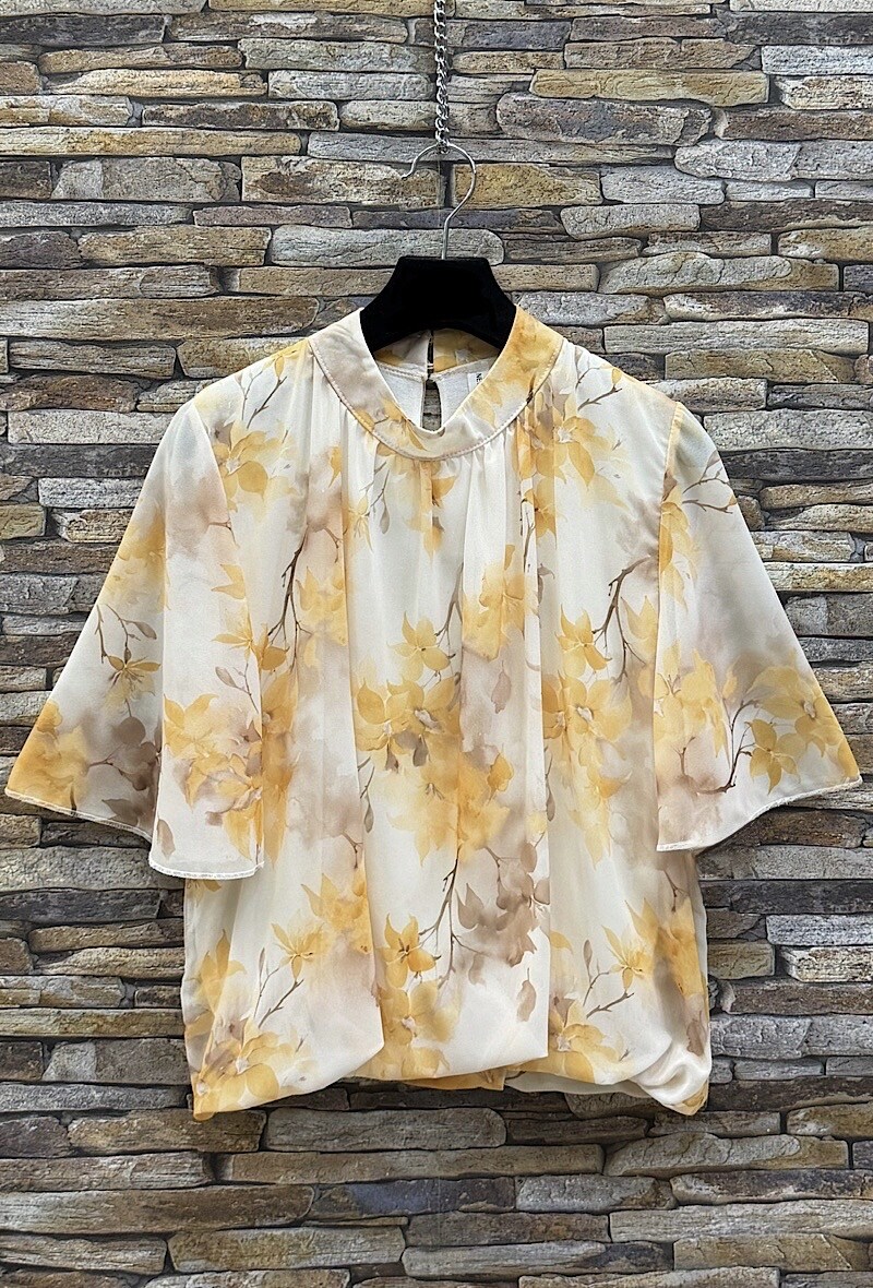 Grossista Elle Style - Blusa AGNES stampata con maniche fluide romantiche, chic e alla moda con fodera in viscosa