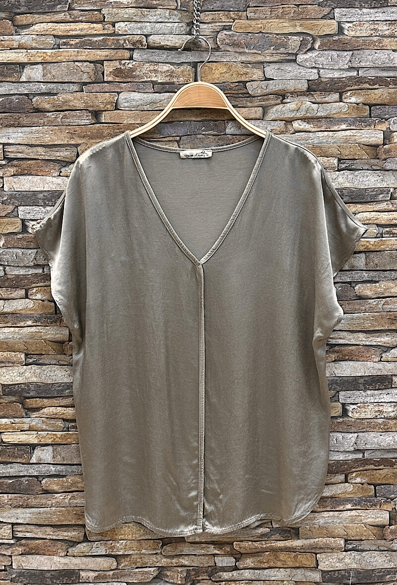 Grossiste Elle Style - Blouse LIAMY fluide et romantique , satinée à l'avant.