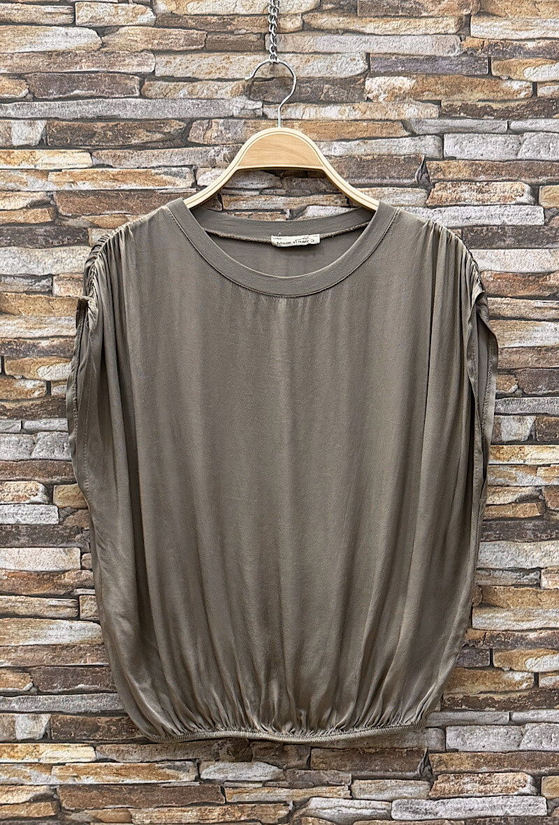 Mayorista Elle Style - Blusa SAILLA, fluida y romántica en viscosa satinada sedosa.