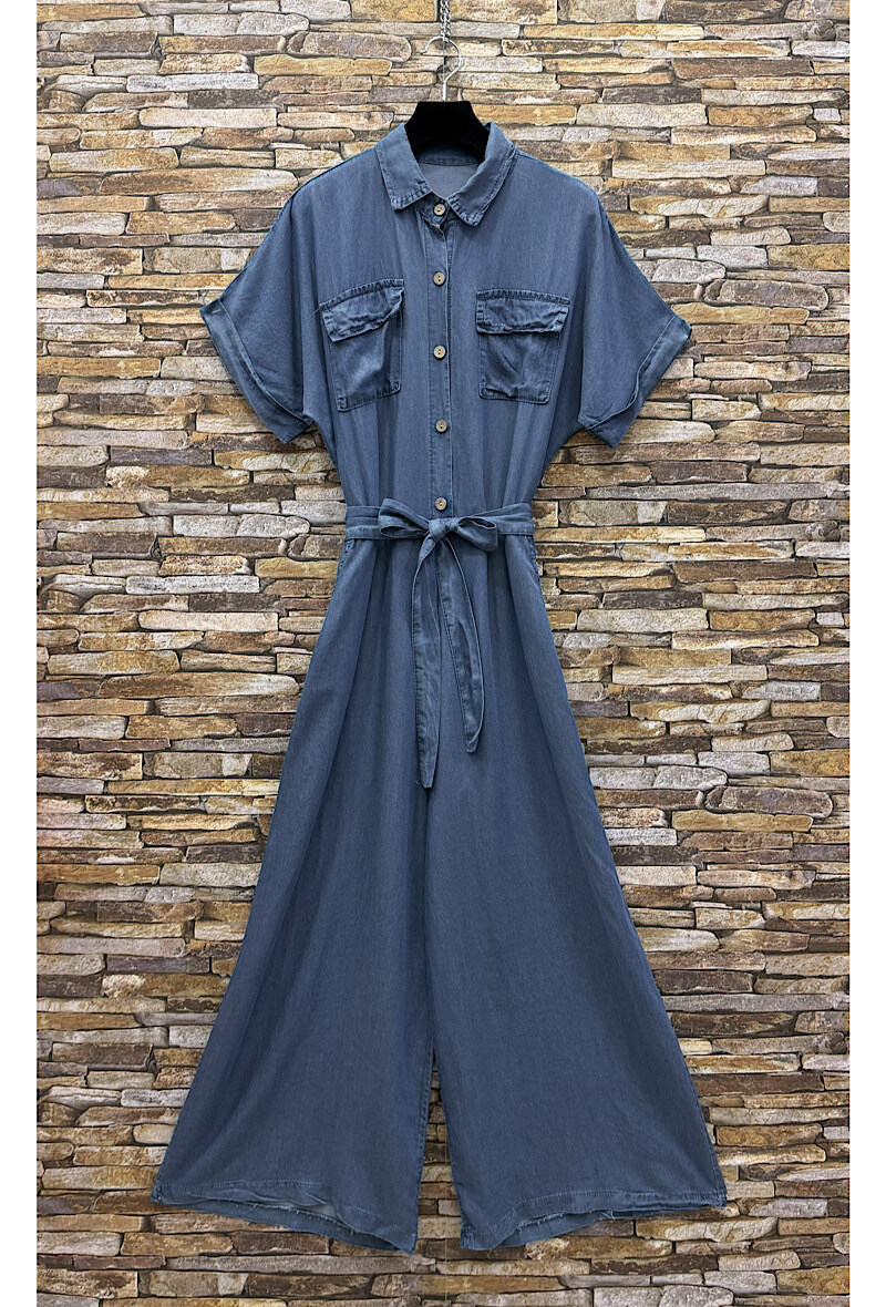 Grossista Elle Style - Tuta CAMILA molto fluida in denim in TESSUTO LYOCELL con bottoni e tasche, chic e alla moda