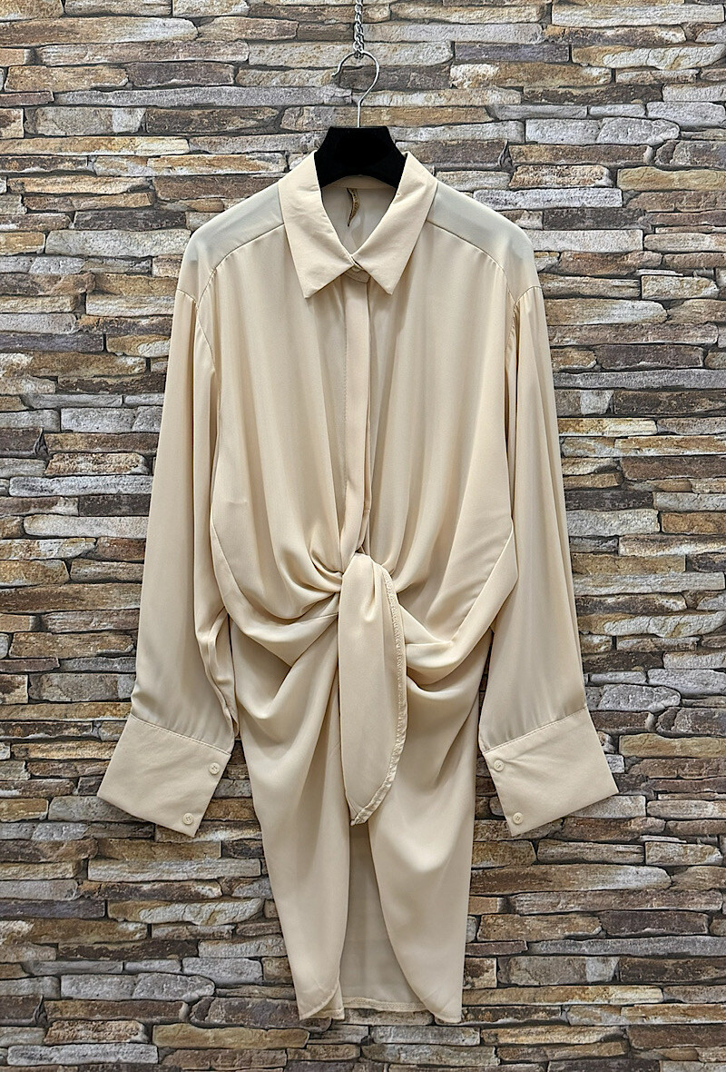 Grossiste Elle Style - Chemisier LILITH longue Chic. Motif. Boutonnage caché avec sous-patte.