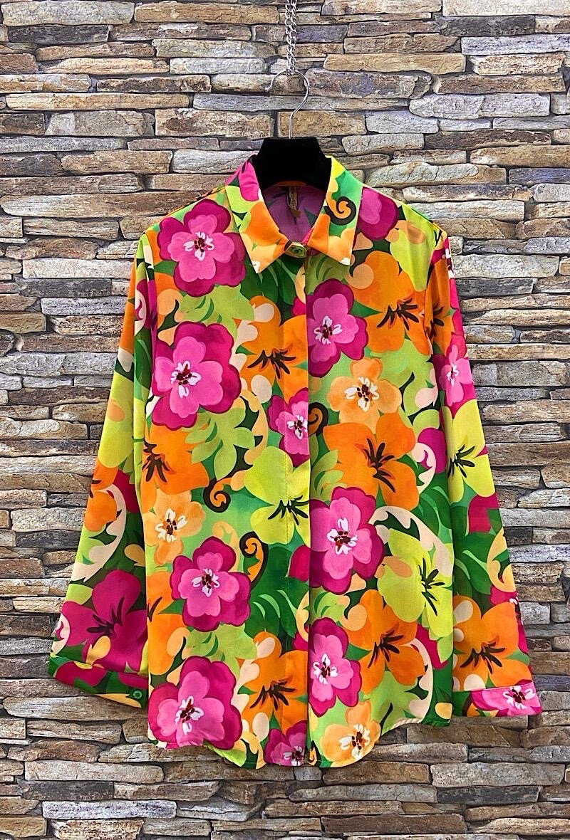 Grossiste Elle Style - Chemisier JESSICA Chic . Motif. Boutonnage caché avec sous-patte.