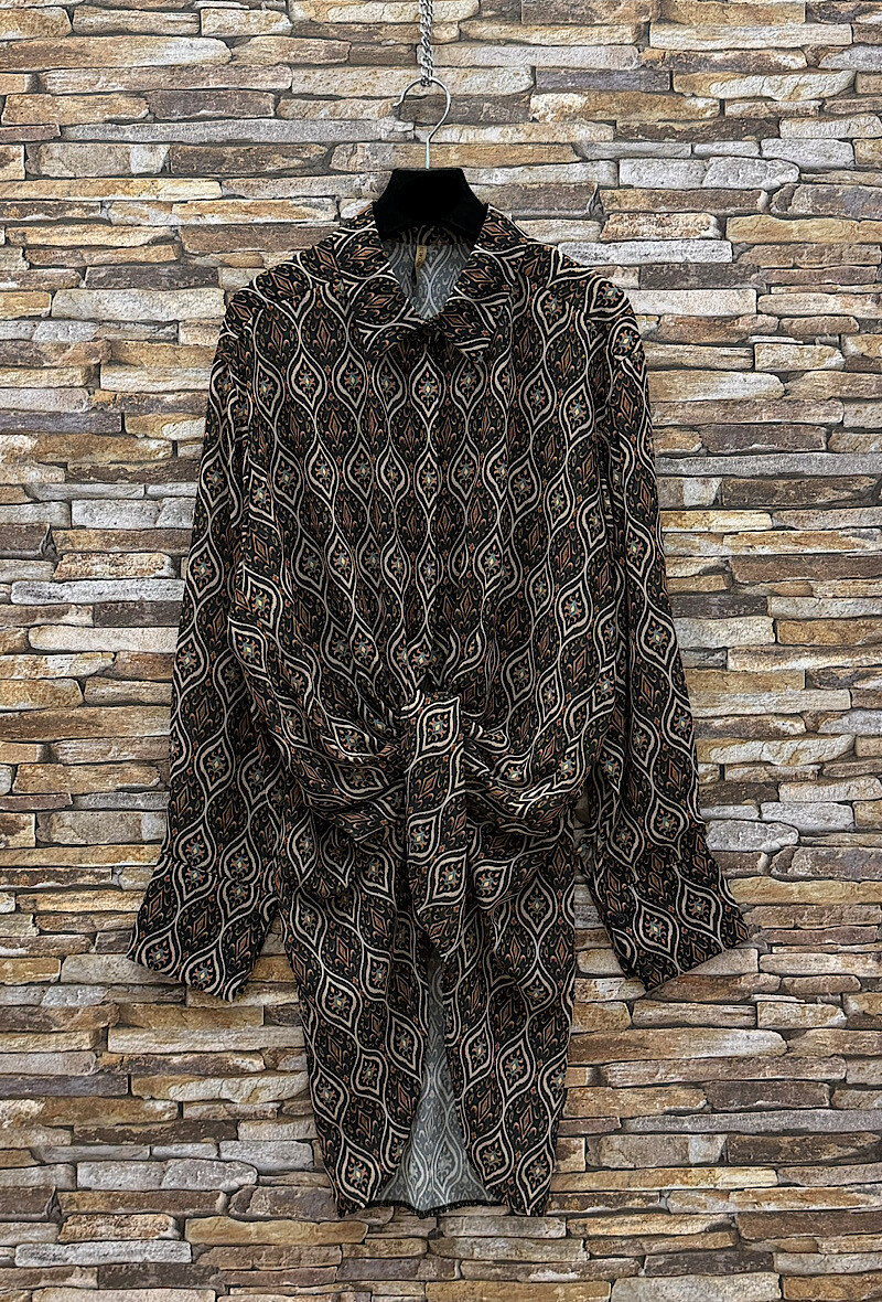 Grossiste Elle Style - Chemisier LILITH longue Chic. Motif. Boutonnage caché avec sous-patte.