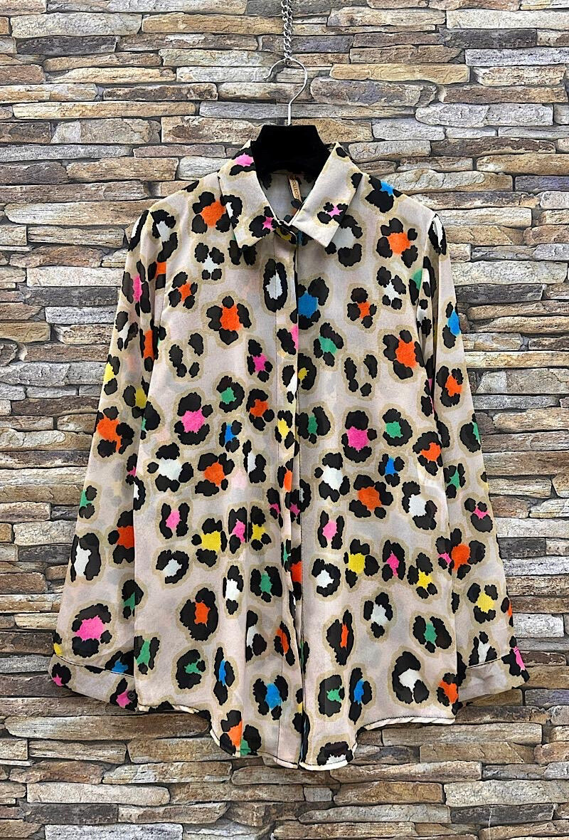 Grossista Elle Style - Camicia elegante JESSICA. Motivo. Chiusura a bottoni nascosta con patta inferiore.