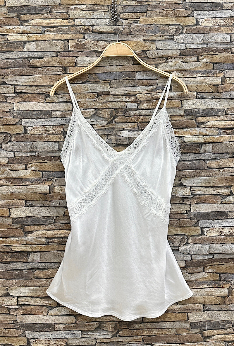 Mayorista Elle Style - Blusa LIAMA, fluida y romántica, satinada en la parte delantera.