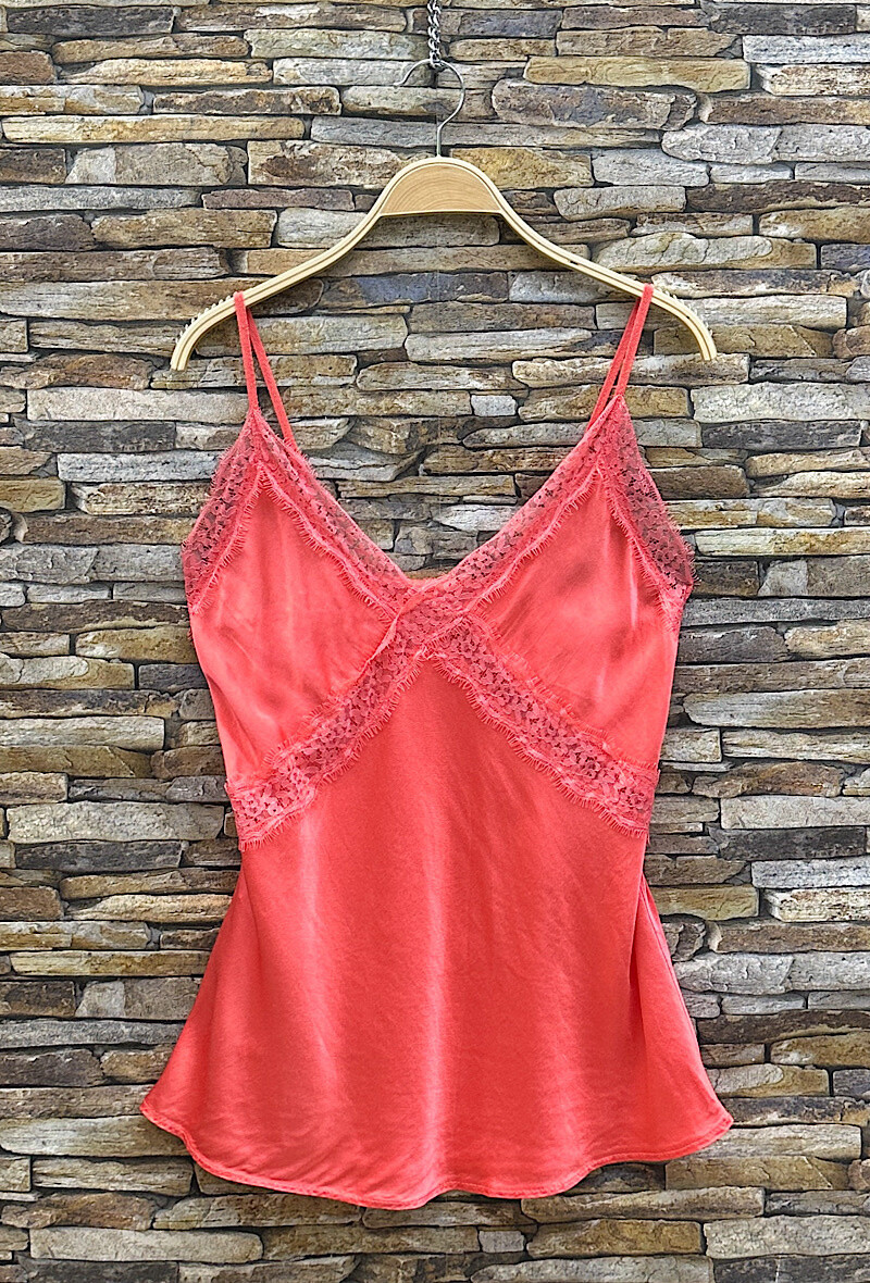 Mayorista Elle Style - Blusa LIAMA, fluida y romántica, satinada en la parte delantera.