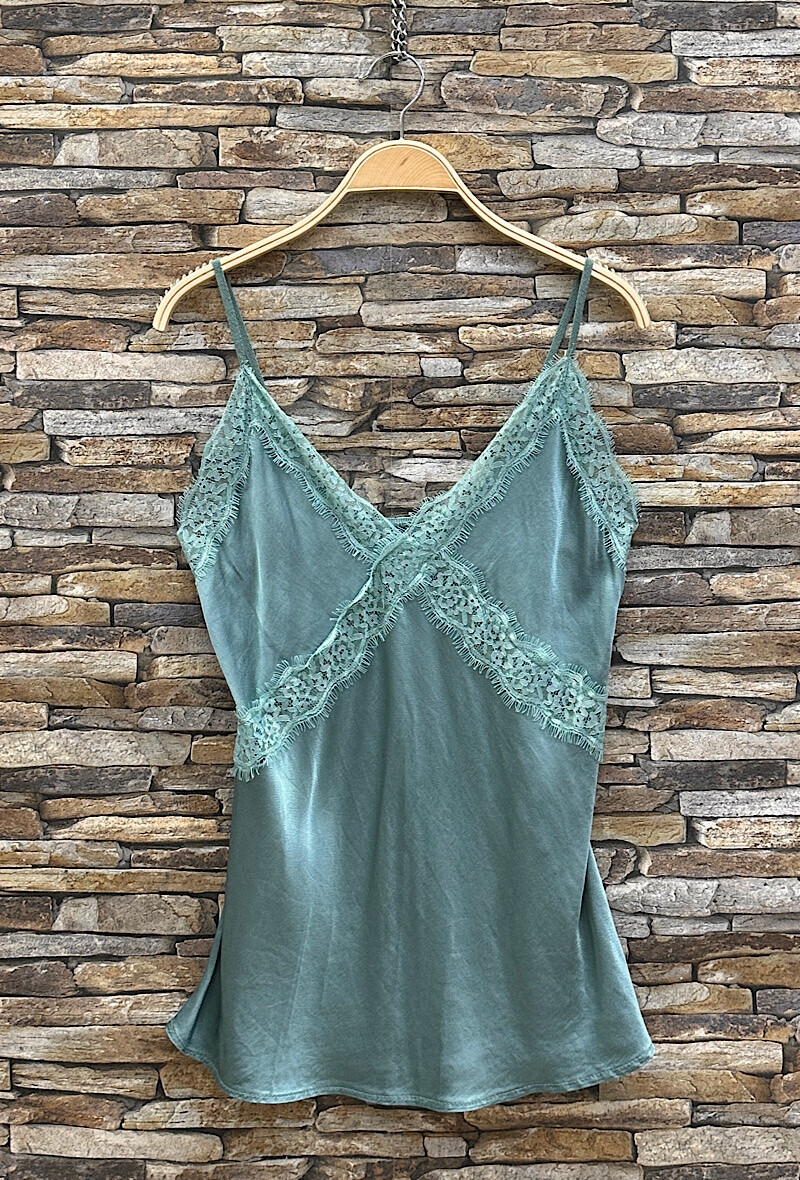 Mayorista Elle Style - Blusa LIAMA, fluida y romántica, satinada en la parte delantera.