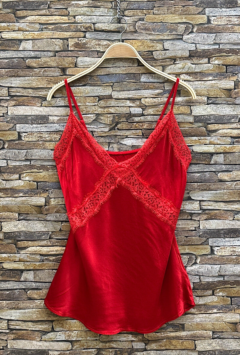 Mayorista Elle Style - Blusa LIAMA, fluida y romántica, satinada en la parte delantera.