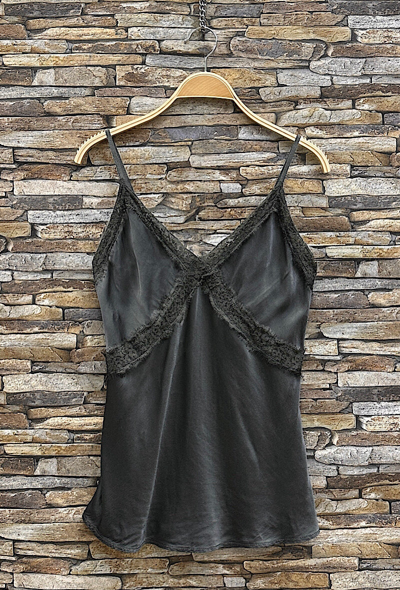 Großhändler Elle Style - LIAMA-Bluse, fließend und romantisch, vorne seidig.