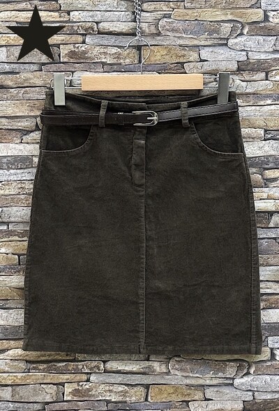 Grossiste Elle Style - Jupe ONDINE classique Chino ceinture en velours épais avec poches. Grossiste Elle Style - Jupe ONDINE classique Chino ceinture en velours épais avec poches.
